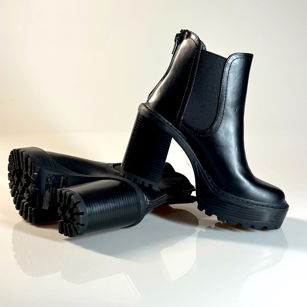 Steve Madden Roxie Black Booties Size 6.